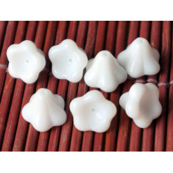 Velké Bílé Neprůhledné Bell Květina české Skleněné Korálky Českého 10mm x 13mm 8ks
