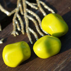 Velké korálky z českého skla nepravidelného tvaru neprůhledné, olivově žlutozelené, rozměry 19 mm x 15 mm 2 kusy