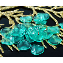 Velké korálky z českého skla ve tvaru okvětních lístků, ploché, průhledné, tyrkysové, rozměry 14 mm x 13 mm 20 kusů