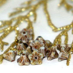 Drobné korálky z českého skla ve tvaru zvonečku-kytičky hnědošedé, rozměry 7 mm x 4 mm 20 kusů