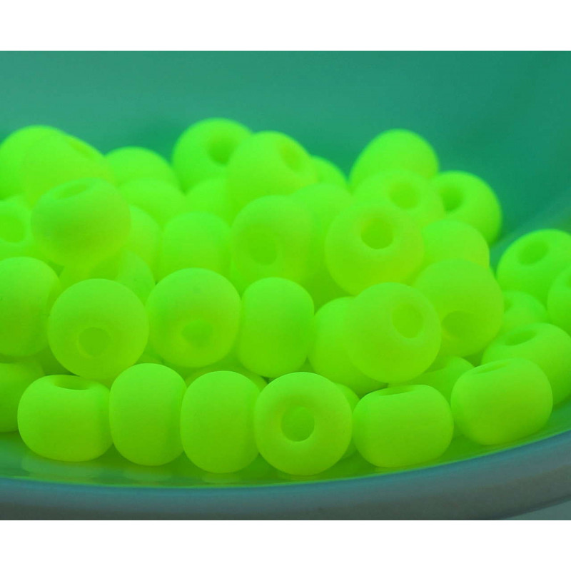 Zploštělé korálky z českého skla kulaté, matné, žluté, neon UV active velikosti 5 mm x 4 mm 20 kusů