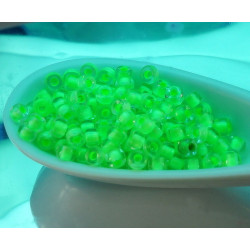 NOVÝ POVRCH 10g UV Aktivní Crystal Neon Green Lined Matubo 8/0 české Sklo Velký Otvor Korálky