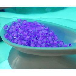 NOVÝ POVRCH 10g UV Aktivní Crystal Neon Purple Lined Matubo 8/0 české Sklo Velký Otvor Korálky