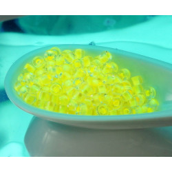 NOVÝ POVRCH 10g UV Aktivní Crystal Neon Yellow Lined Matubo 8/0 české Sklo Velký Otvor Korálky