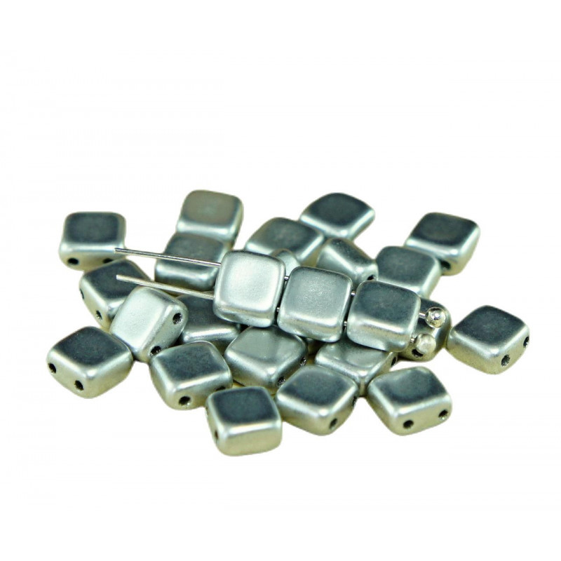 Ploché, hranaté, čtveraté korálky matně stříbrné, dvě dírky rozměry 6 mm x 6 mm 40 kusů