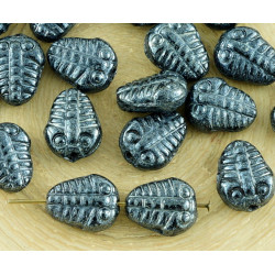 Tvarované korálky neprůhledné, kovově lesklé, tvar trilobita zkameněliny fosílie 10 mm x 8 mm 6 kusů