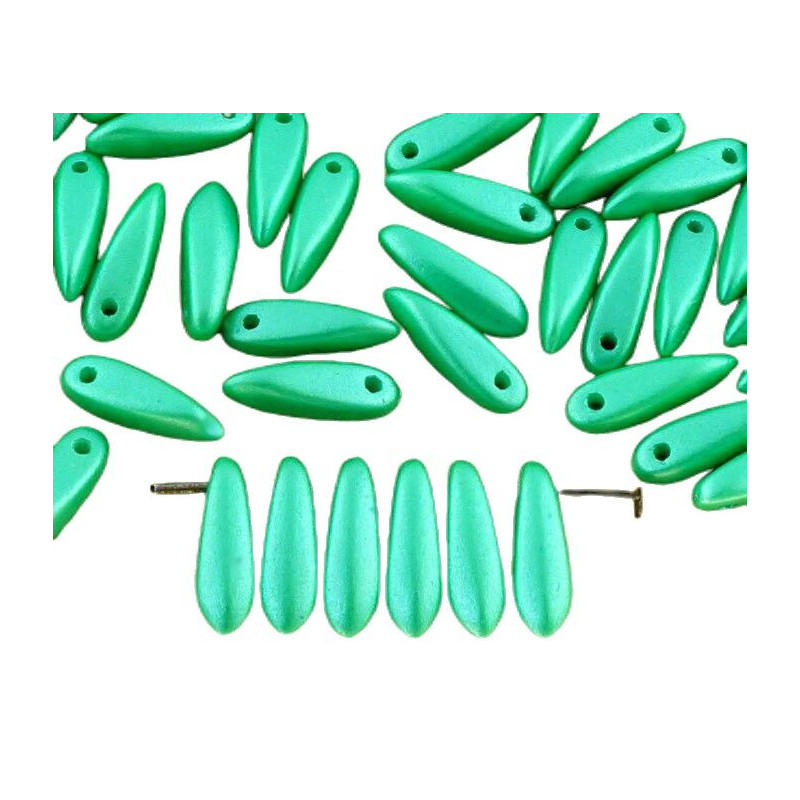 Drobné protáhlé zploštělé korálky z českého skla neprůhledné, pastelově zelené, rozměry 11 mm x 3 mm 50 kusů