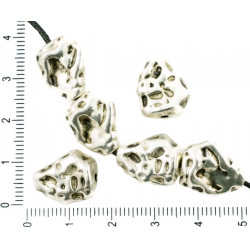 Kovové protáhlé korálky ve tvaru kamene valounku stříbrný starožitný vzhled oboustranný, rozměry 13 mm x 15 mm 4 kusy