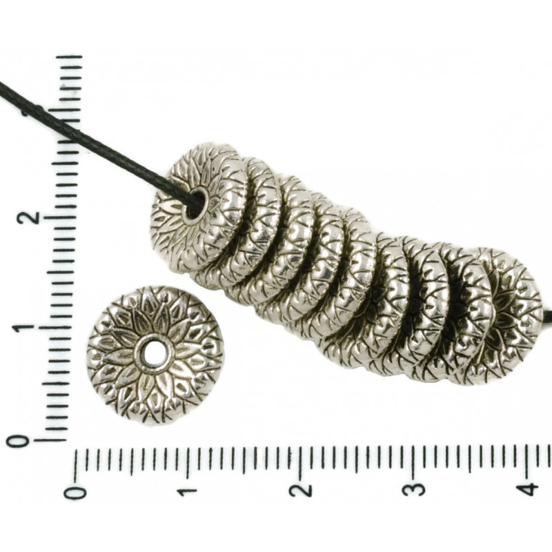 Kovové korálky ploché, kulaté, starožitný stříbrný vzhled vyřezávaný motiv květina 10 kusů, průměr 13 mm