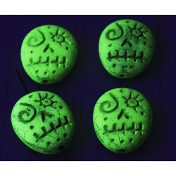 Ploché oválné korálky z českého skla UV active neonově černé detaily voodoo lebka maska calavera 13mm x 16mm 2 kusy