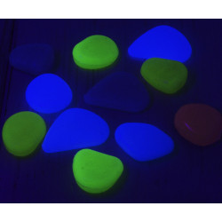 Svítící kamínky luminiscenční, zelené, fialové, bílé, růžové, modré, UV active různé tvary velikost 16-20 mm 10 kusů