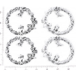 Kovový konektor ve tvaru kroužku s kočkou a motýlem stříbrný vzhled výroba šperků, se čtyřmi dírkami rozměry 30, 5 x 33mm dírka