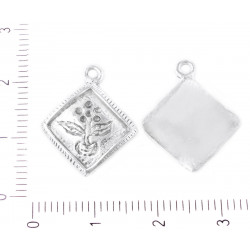 Kovový přívěsek - hranatý rámeček květina starožitný stříbrný vzhled rozměr 19, 5 mm x 16 mm očko 1, 5 mm 2 kusy