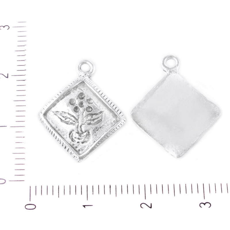 Kovový přívěsek - hranatý rámeček květina starožitný stříbrný vzhled rozměr 19, 5 mm x 16 mm očko 1, 5 mm 2 kusy