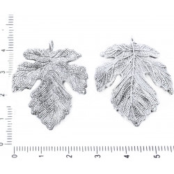 Kovový přívěsek ve tvaru plochého javorového listu matně stříbrný starožitný vzhled rozměry 35 mm x 30 mm dírka 2 mm 2 kusy