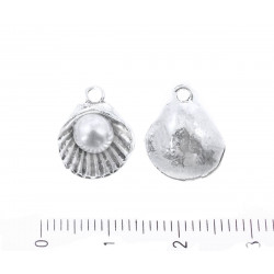 Kovový přívěsek ve tvaru mušle s perlou starožitný stříbrný vzhled bílá perla moře rozměry 16mm x 12mm dírka 2mm 2 kusy