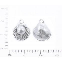 Kovový přívěsek ve tvaru mušle s perlou starožitný stříbrný vzhled bílá perla moře rozměry 16mm x 12mm dírka 2mm 2 kusy