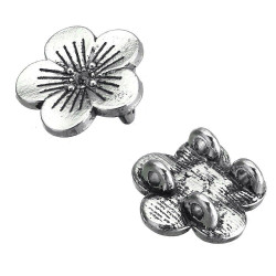 Kovový konektor ve tvaru kytičky stříbrný starožitný vzhled rozměry 14 mm x 13 mm x 4 mm dírka 1mm 8 kusů