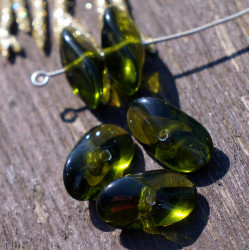 Velké tvarované korálky z českého skla oválné, průhledné, zelené, rozměry 15 mm x 7 mm 8 kusů