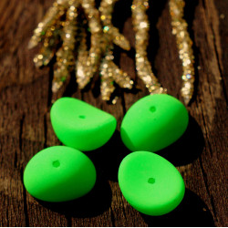 Korálky z českého skla oválné, vypouklé, neon UV active zelené, rozměry 11 mm x 6 mm 10 kusů