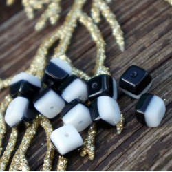 Černá Bílá Skleněná Kostka Korálky české Skleněné Korálky Black Cube Beads White Cube Beads Český Korálky v Černé, Bílé