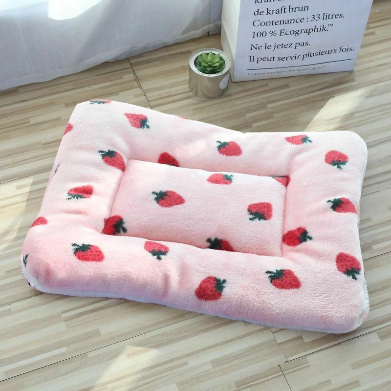 Light Pink - Coral Fleece Cat Dog Pet Mat Obdélníkový hrubý teplý polštář jahodový vzor 69x48cm 1 kus