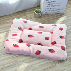 Light Pink - Coral Fleece Cat Dog Pet Mat Obdélníkový hrubý teplý polštář jahodový vzor 35x29cm 1 kus