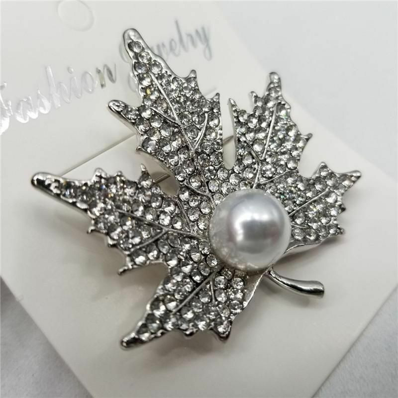 Pin Brože Maple Leaf imitace Pearl Clear drahokamu 50mm x 50mm 1 kus